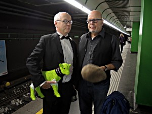 Michael Bauer mit Pfeifer auf dem Weg zur Südwind Buchwelt.