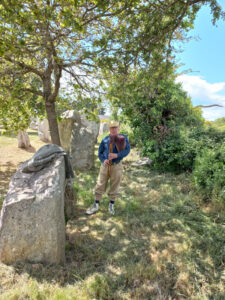 Sackpfeifer neben Hinkelsteinen